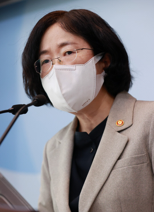 조성욱 공정거래위원장이 27일 오후 정부세종청사 공정거래위원회에서 열린 기자간담회에 참석해 발언하고 있다. 연합뉴스